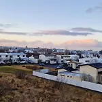 City View, Bright & Cozy - Free Parking